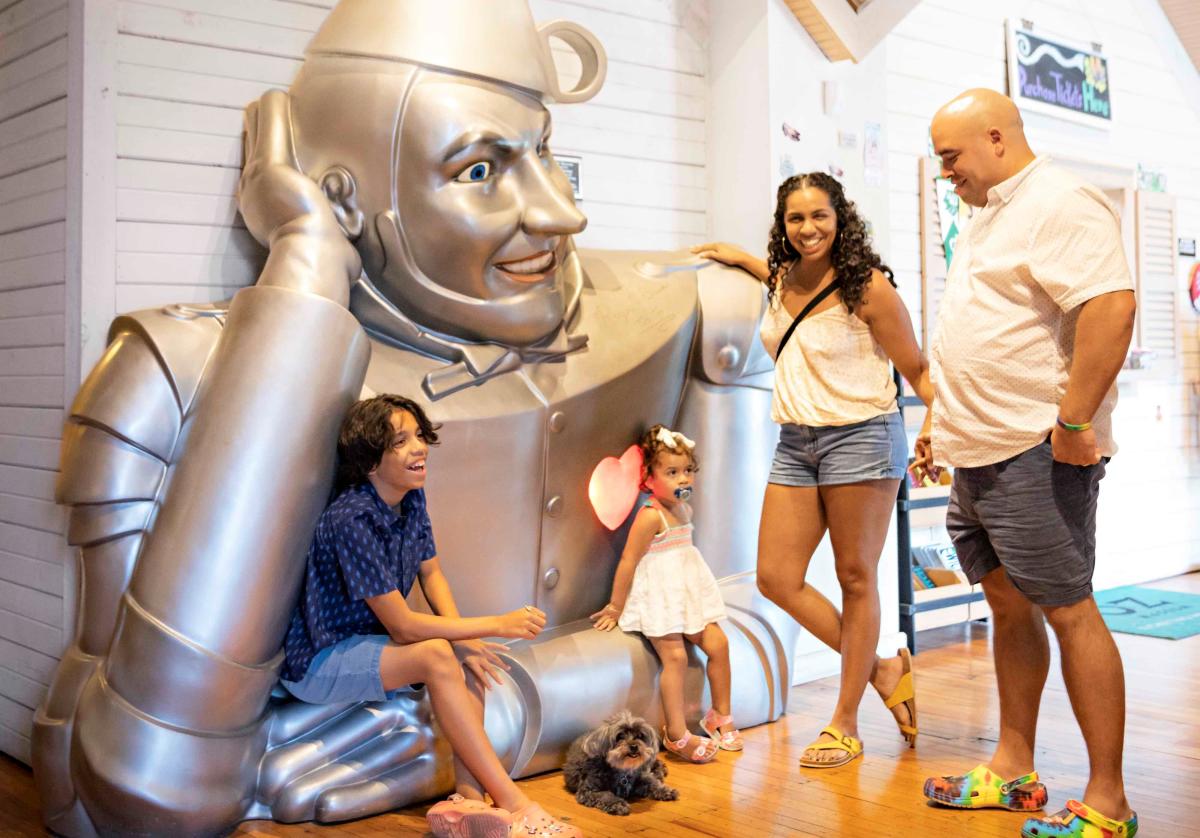 Family takes photo at Oz Museum